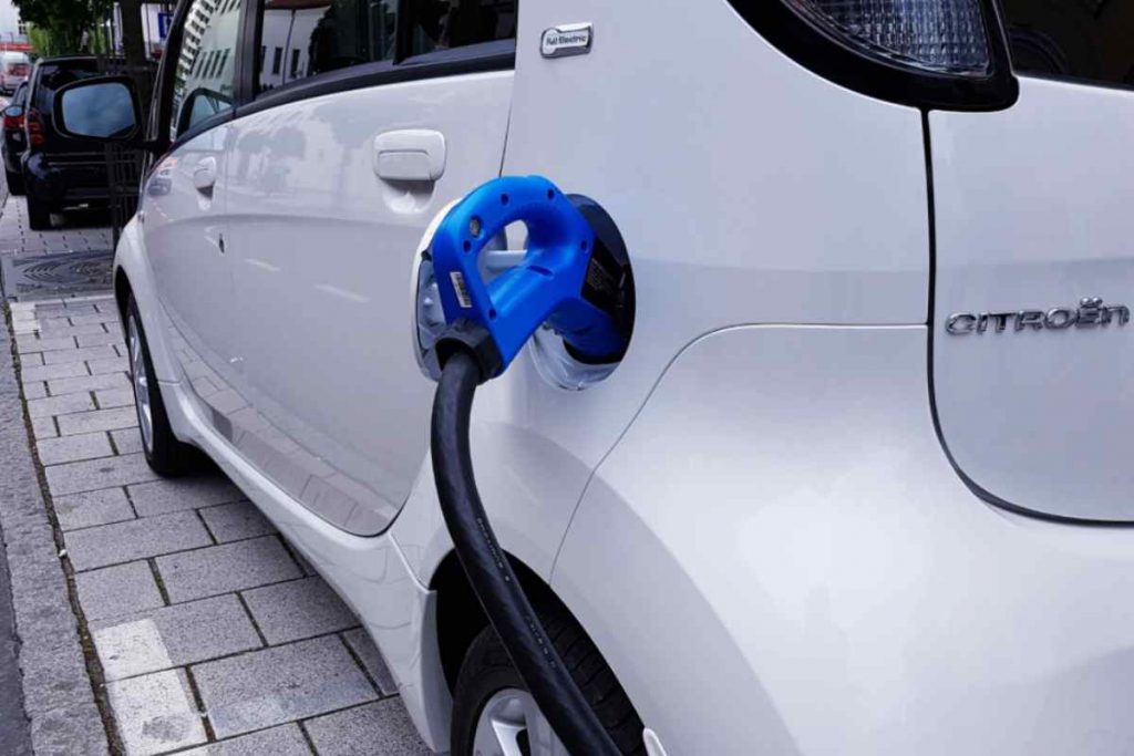 Perché le auto elettriche costano molto