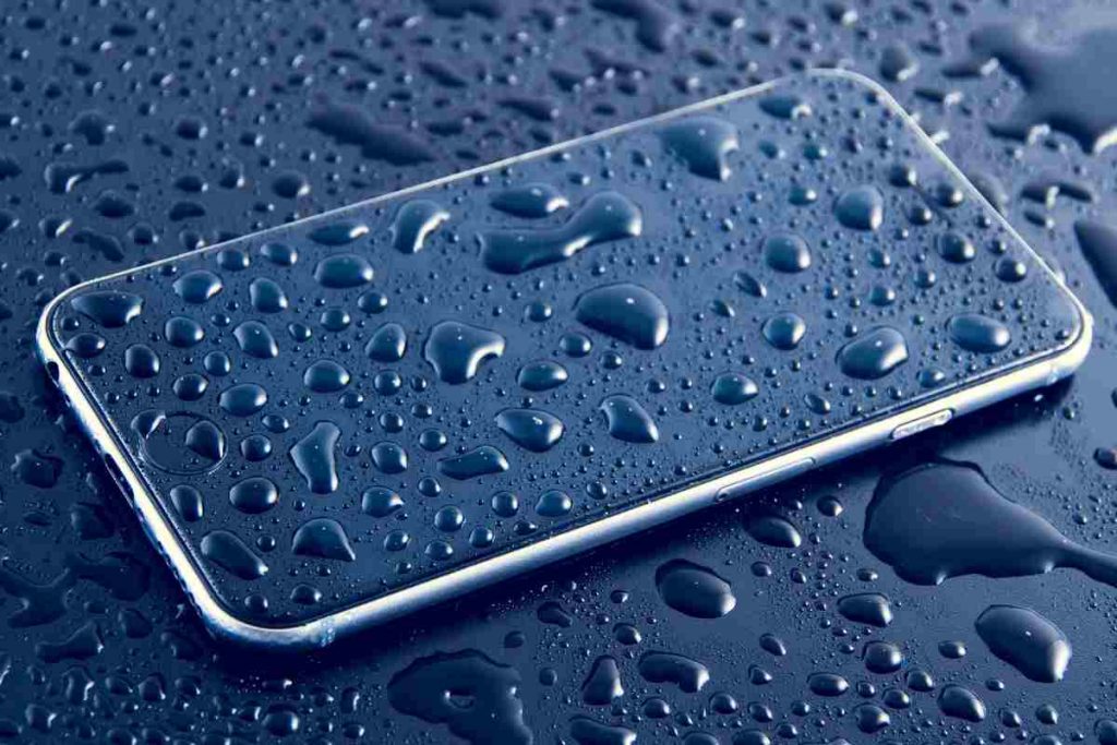 Come salvare cellulare caduto in acqua